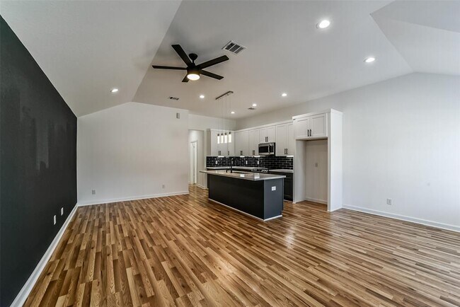 Building Photo - 5714 Beldart St