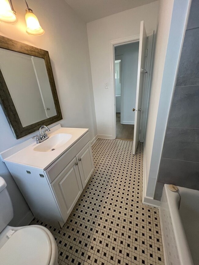 Building Photo - 2 BR / 1 BA  Renovated home near VCU in Byrd Park Area! Pets considered! Available April 15st!