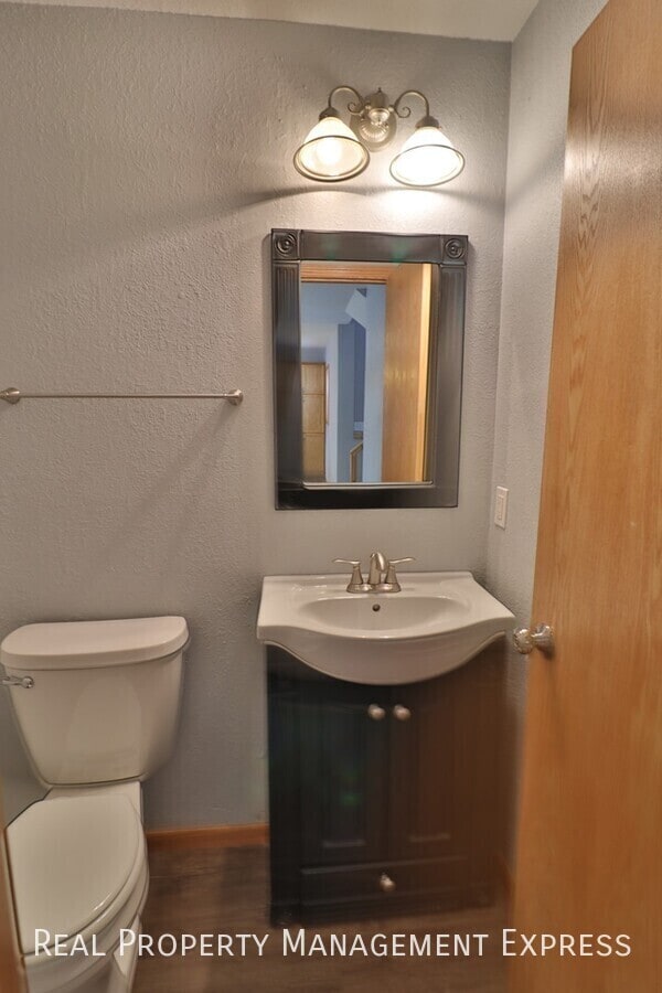 Building Photo - Spacious 3 Bedroom Duplex on the East Side...