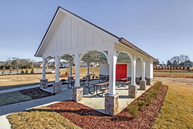 Building Photo - Well appointed Townhome