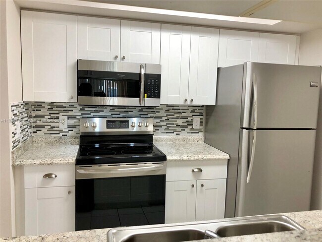 Building Photo - 4852 N State Rd 7