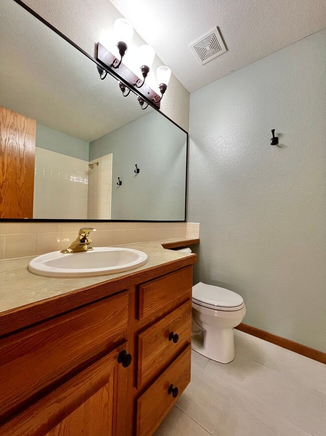Building Photo - Stunning 4-Bedroom, 4-Bathroom Home in Sou...
