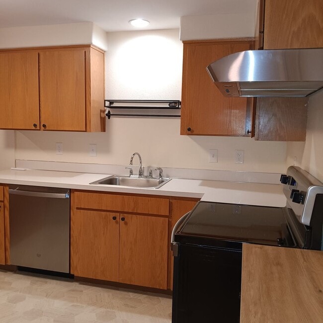 Building Photo - Outstanding Keizer Duplex is Ready For You!