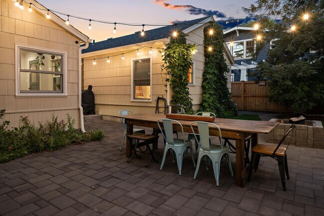 Building Photo - Furnished Downtown Bungalow!
