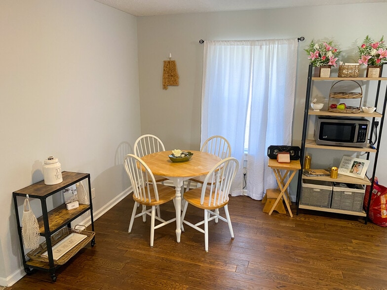 Building Photo - 1900 Lee Rd 61