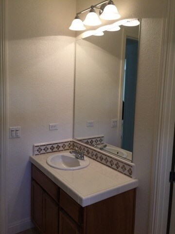 Building Photo - Manteca 4 Bedroom 1/2 bath 2 Car Garage ta...