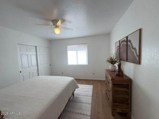 Building Photo - 10238 S Honeysuckle Dr