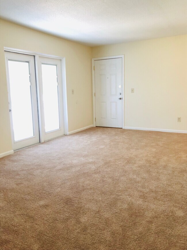 Building Photo - 1001 Spring Valley Dr