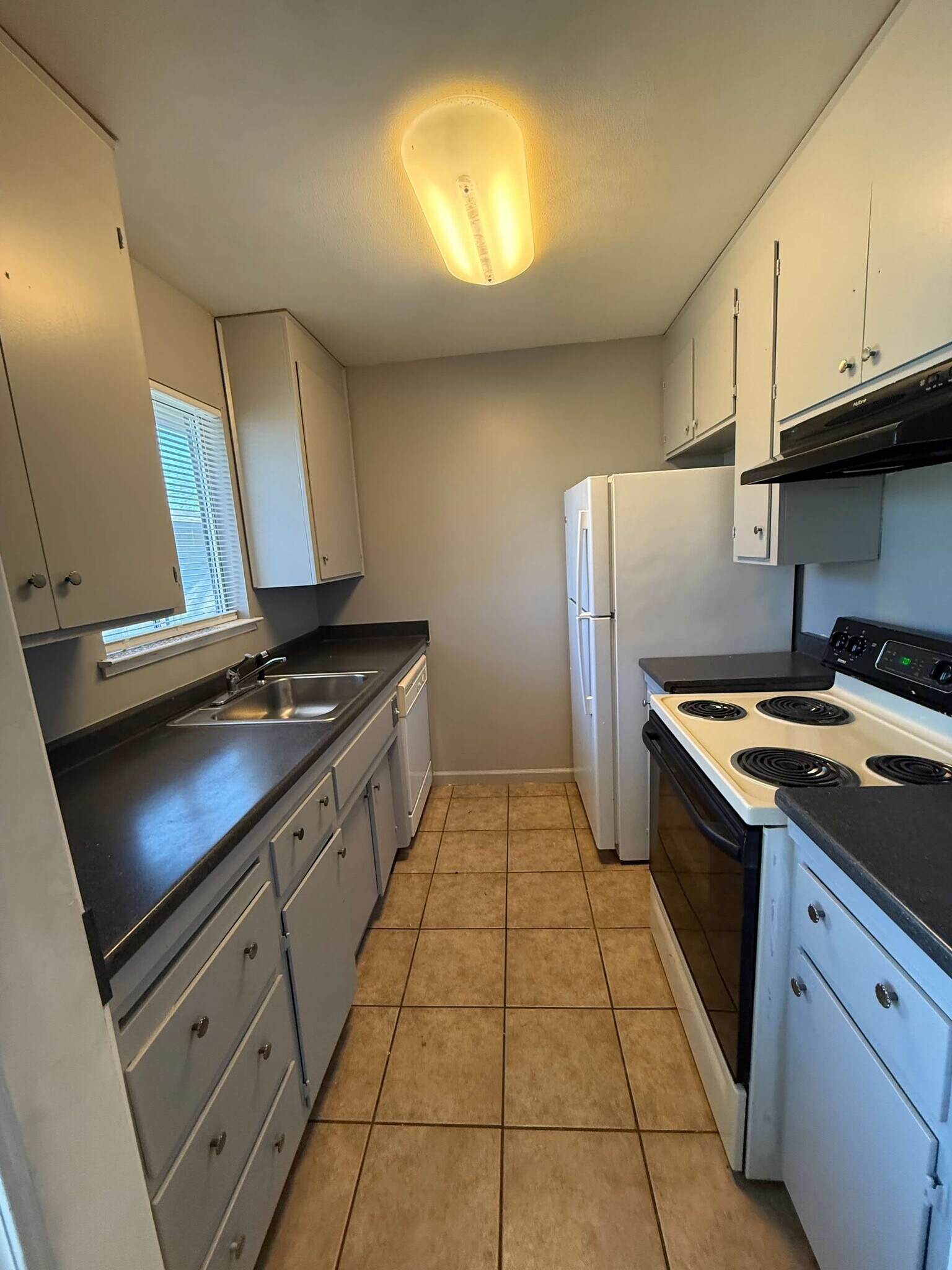 Building Photo - 2032 Benita Dr