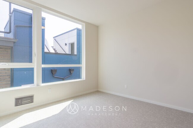 Building Photo - 9730 Woodlawn Ave N
