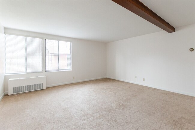 Building Photo - 8 Longwood Dr