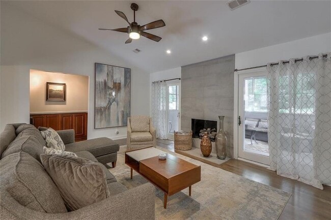 Building Photo - 392 Greenfield Ct