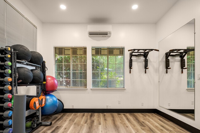 Building Photo - 215 9th St