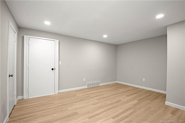 Building Photo - 106 River Rd