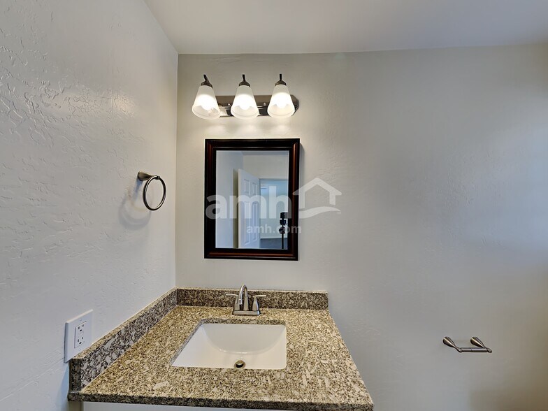 Building Photo - 7556 E Natal Ave