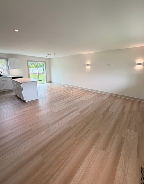 Building Photo - 806 Green Grove Rd