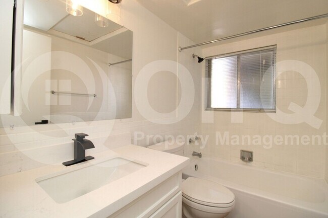 Building Photo - 351 E Thomas Rd