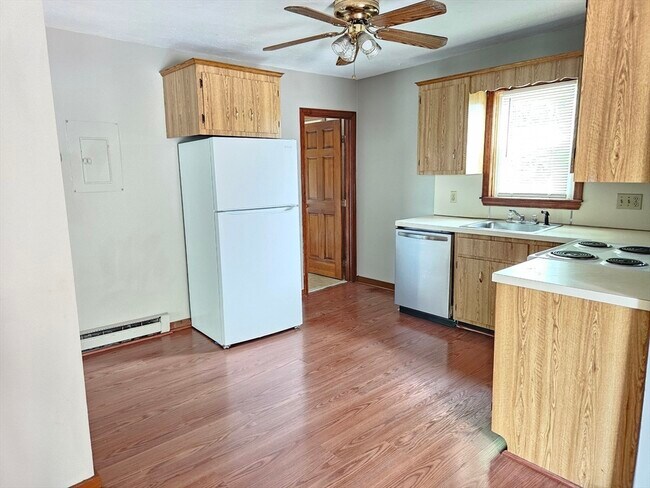 Building Photo - 453 Pond St
