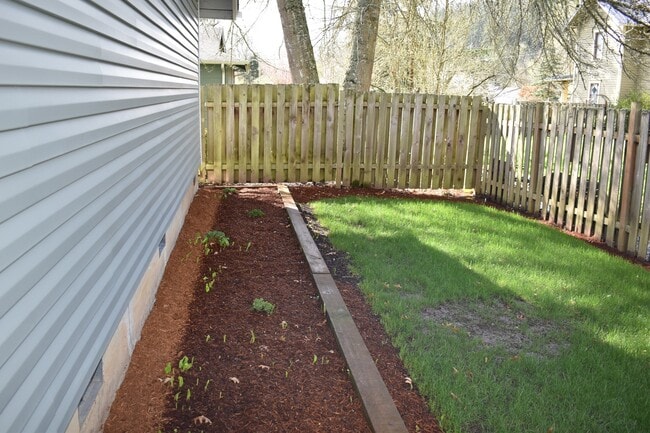 Building Photo - Modern home tucked away in the adorable little town of Brownsville.