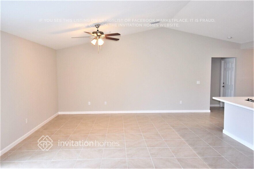Building Photo - 301 SW Log Dr