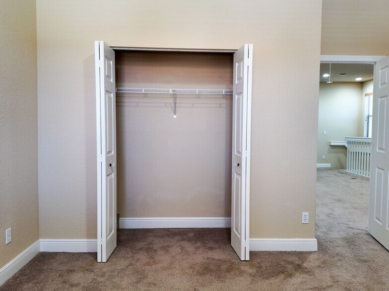 Building Photo - 323 Versailles Ln