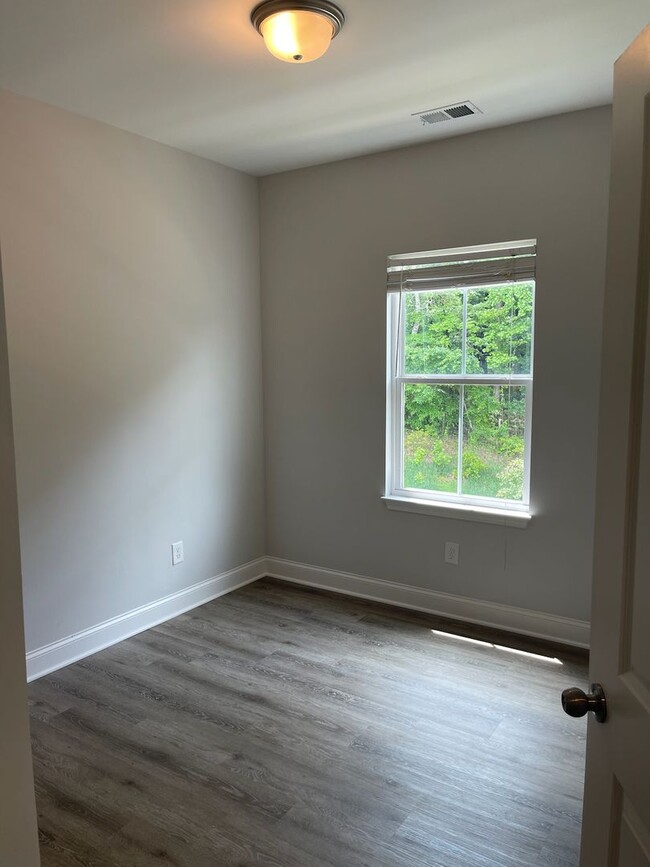 Building Photo - Amenities and Location Make this 3-Level T...