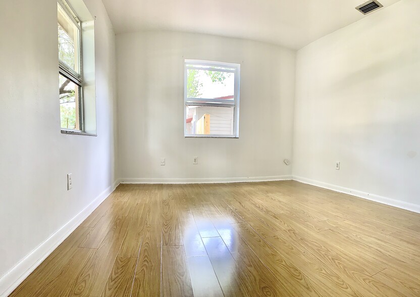 Master bedroom - 1270 Whitewood Dr