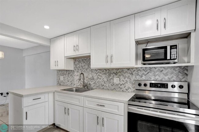 Building Photo - 4156 Inverrary Dr