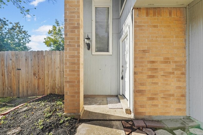 Building Photo - 16723 Quiet Trail Dr