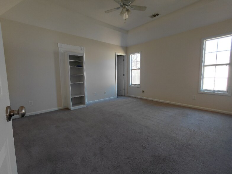 Building Photo - 211 Crakston Ct