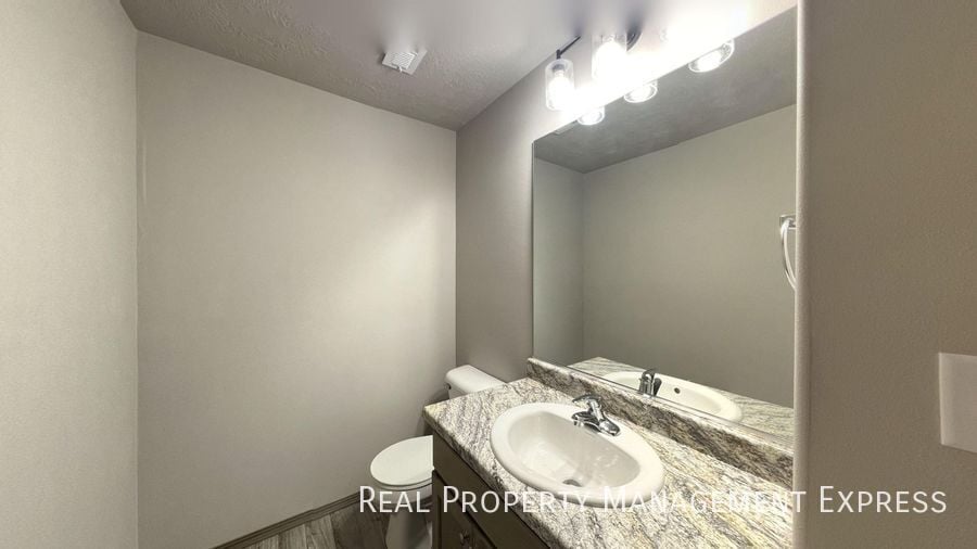 Building Photo - 3 Bed 2.5 Bath Townhome