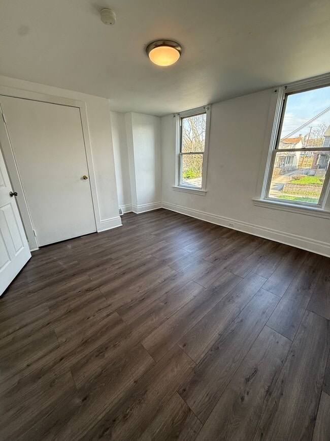 Building Photo - 2-Bedroom Home with Fenced Yard – Minutes from Downtown Pittsburgh