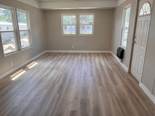 Building Photo - Welcome Home to Silver Lake