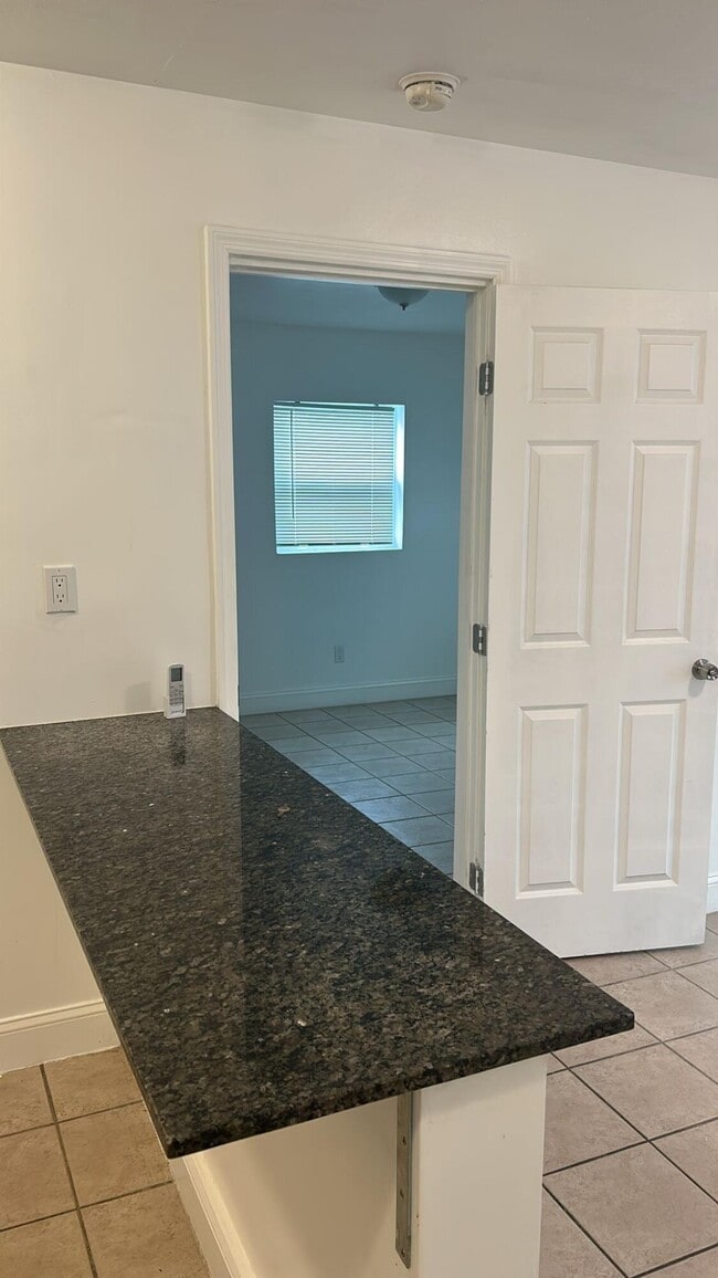 Building Photo - 1140 SW 30th St