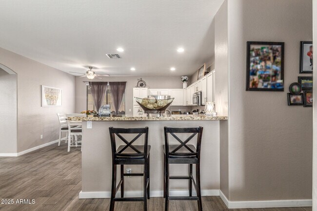 Building Photo - 12910 W Glenrosa Dr