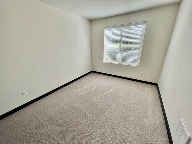 Building Photo - ** HALF MONTH'S FREE RENT **Modern 3bd/2.5...