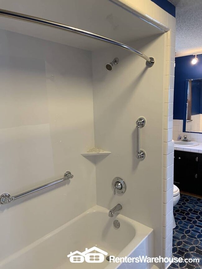 Building Photo - Beautifully Remodeled SFH in Plato Availab...