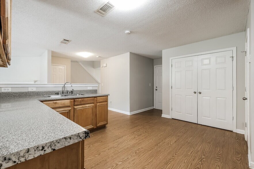 Building Photo - 3038 Summer Breeze Dr
