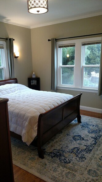 Bedroom with Queen bed - 422 Capitol St