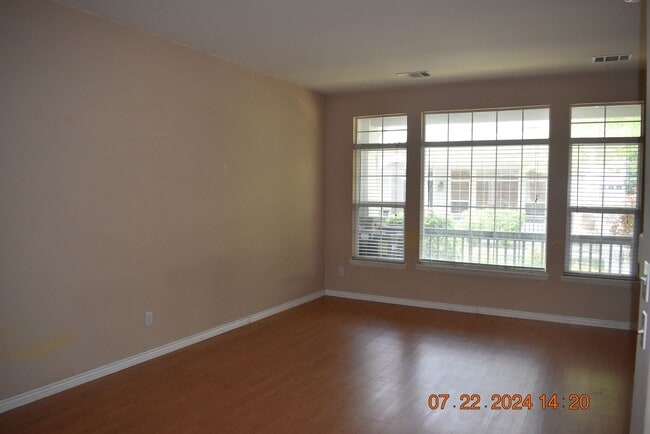 Building Photo - Reduced Price! Cozy and Convenient 2 Bedro...