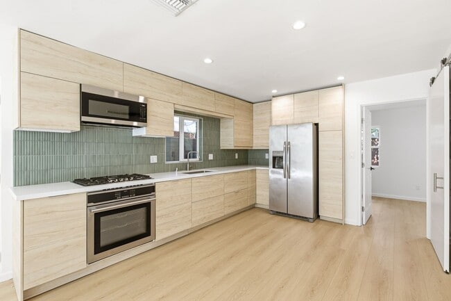 Building Photo - Beautiful modern 3 Bed + 2 Bath House