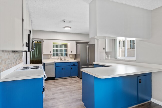 Open Kitchen, Peninsula Counter for Entertaining - 5318 17th St W