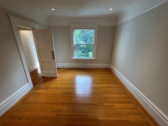 Building Photo - 219 Lake St