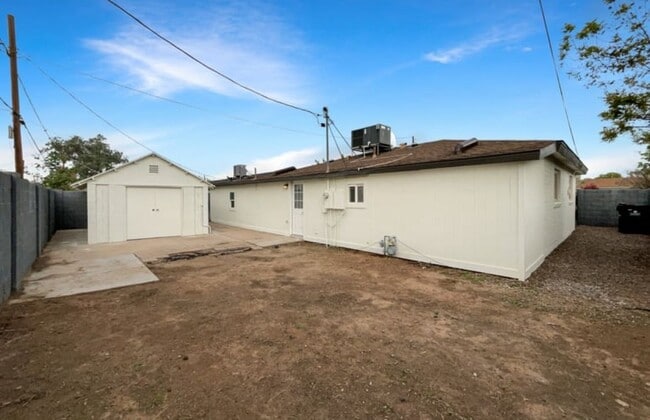 Building Photo - 3235 E Willetta St