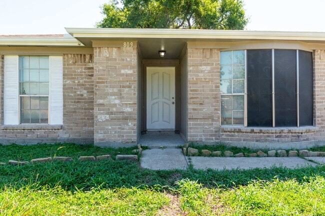 Building Photo - Charming & Spacious Home in La Porte!