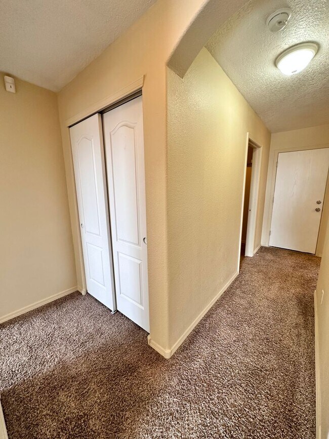 Building Photo - Super cute 3 bed 2 bath home in Huning Ranch