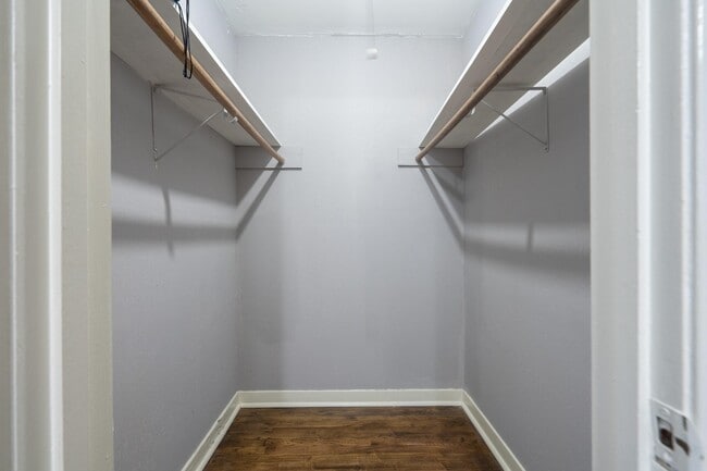 Building Photo - 4915 Hialeah Dr