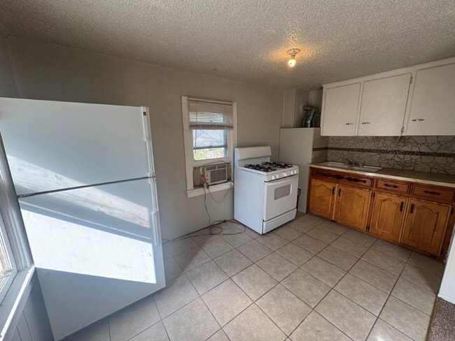 Building Photo - 1 bed 1 bath , gas and water paid, you pay only electric!