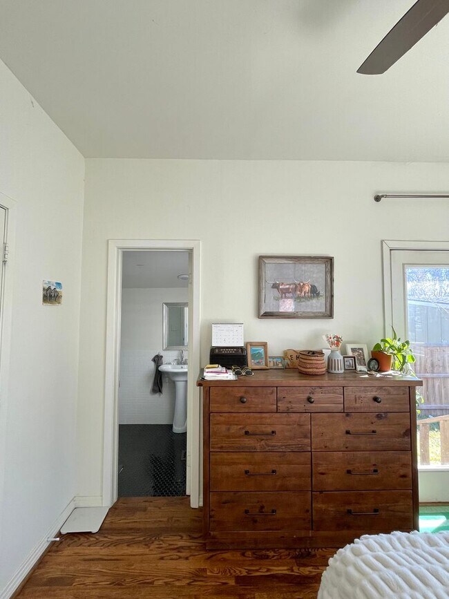 Building Photo - Cozy 3 Bed, 2 Bath Farmhouse Cottage