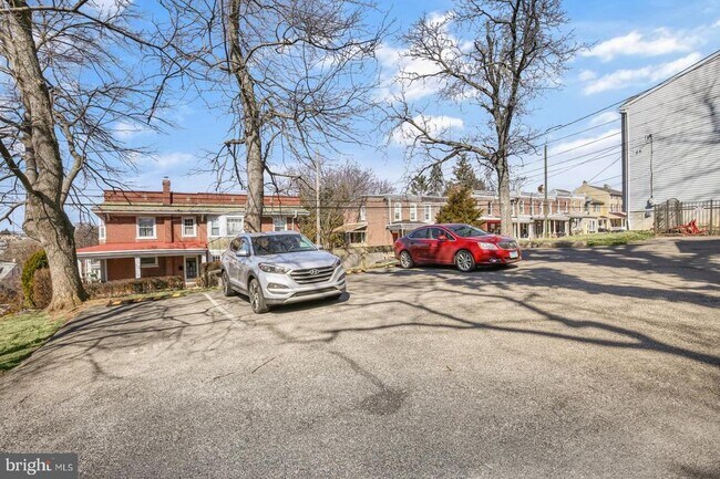 Building Photo - 350 Green Ln